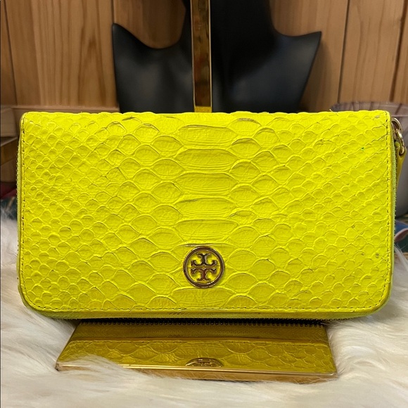 Tory Burch Neon Yellow Green Python Embossed Zipper Long Wallet - Picture 2 of 13